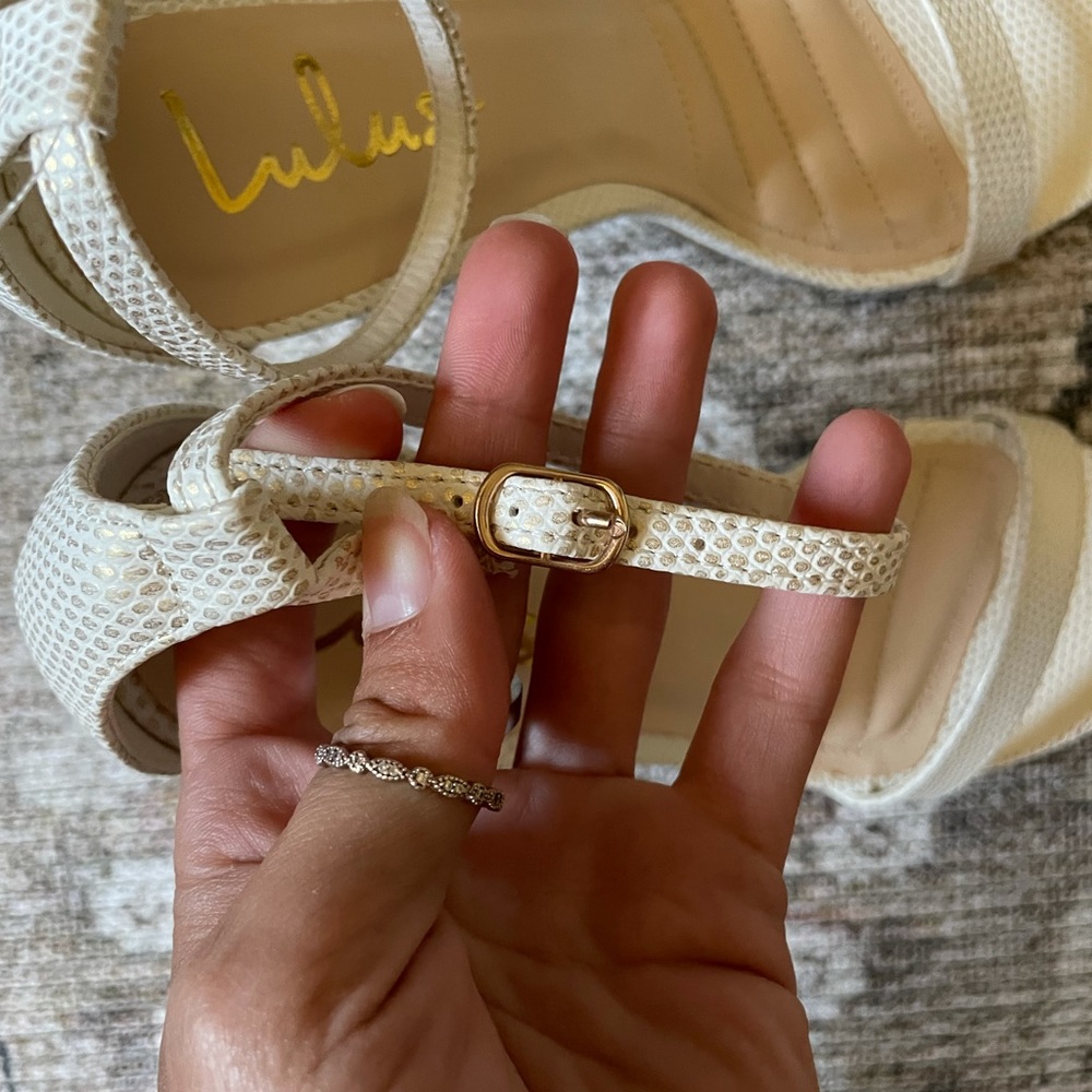 White scalloped Lulus strappy heels loveliness - Picture 3 of 6